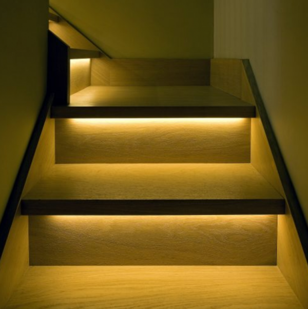 Tangga kayu dengan pencahayaan LED tersembunyi